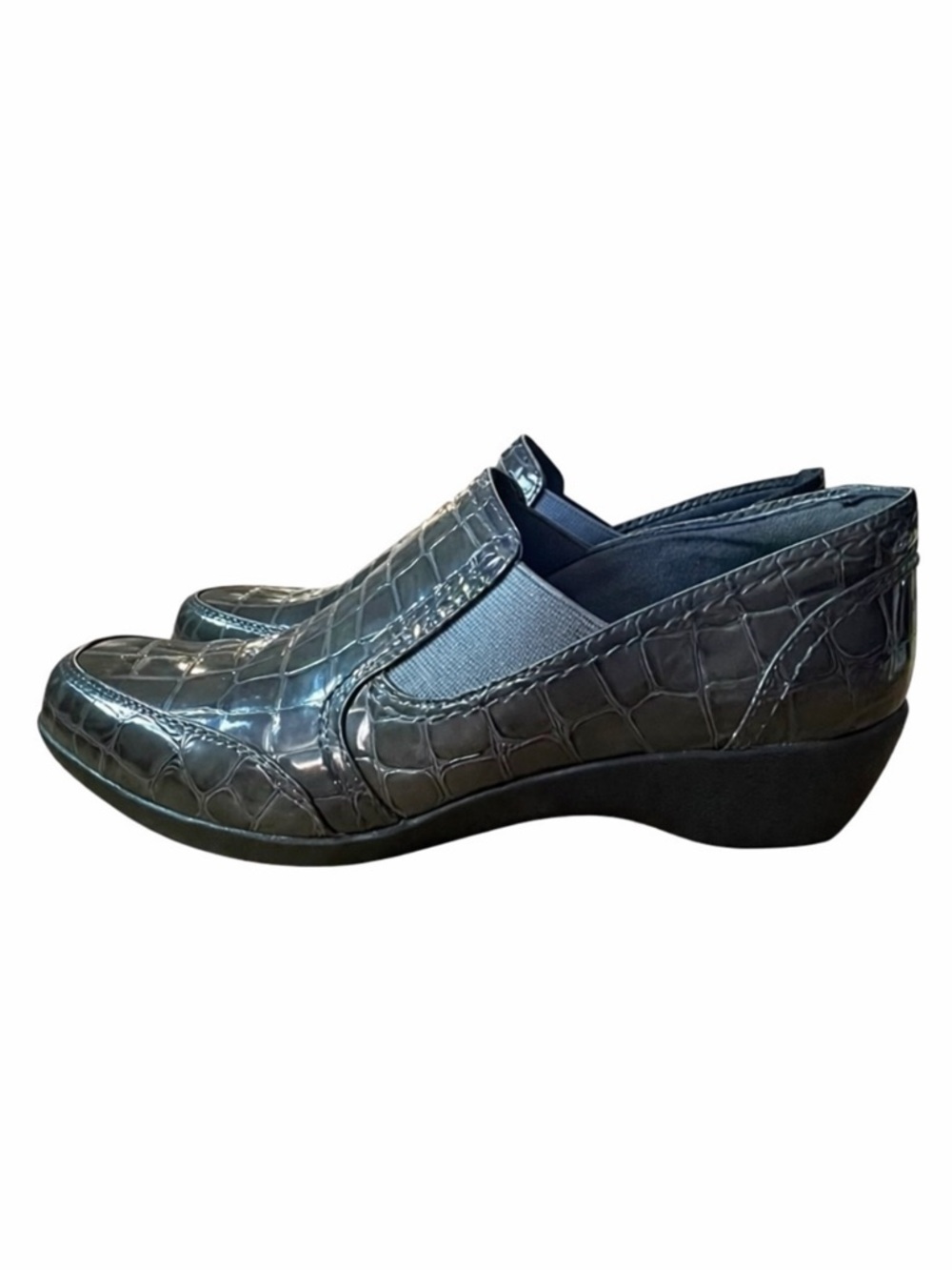 Clarks Bendable size 9.5  slip on comfort  Croc-Embossed Design loafers. 36840